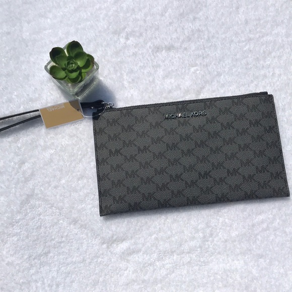 Michael Kors Handbags - Michael Kors JetSet Wristlet/Clutch